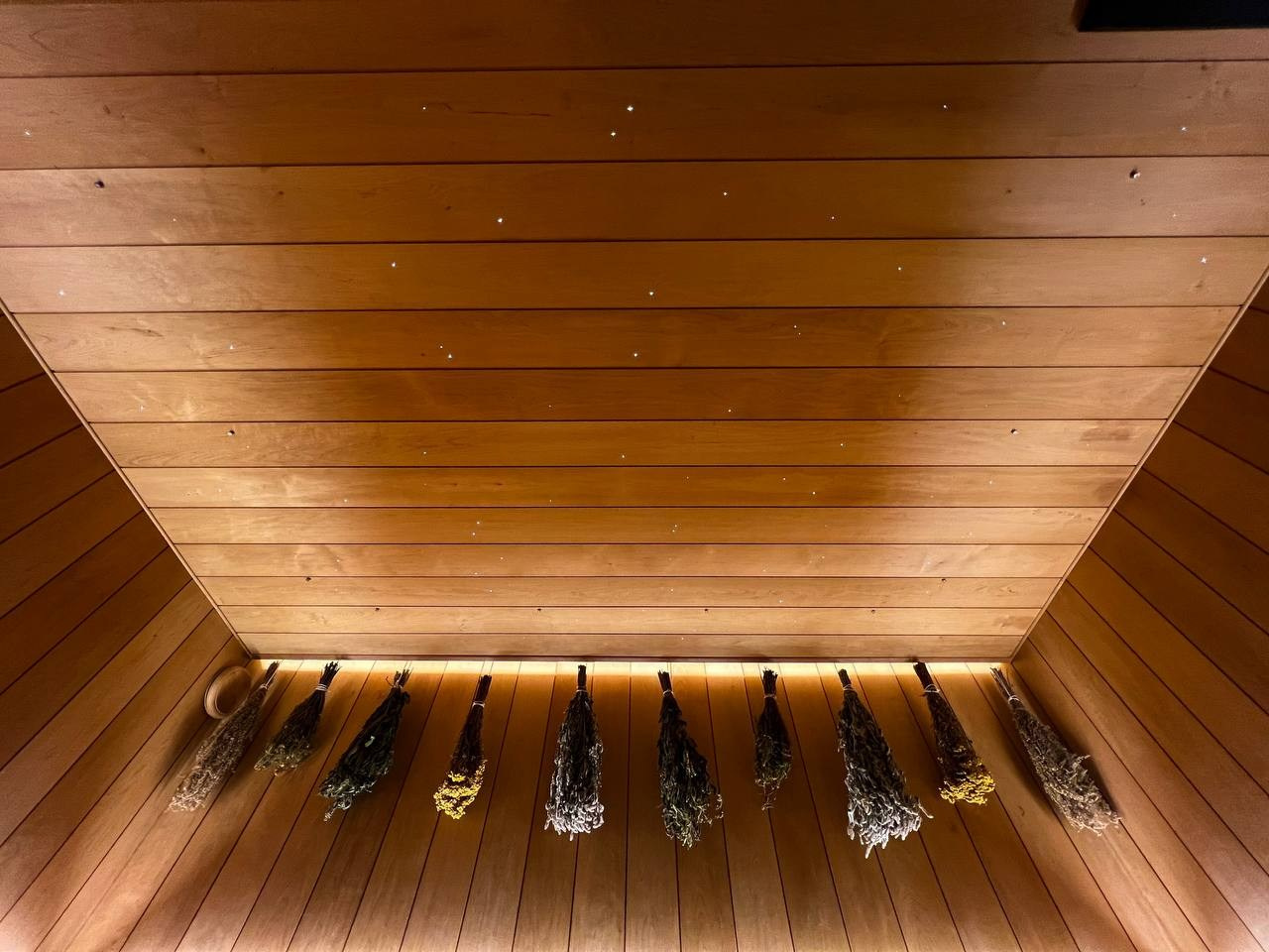 Баня в Каннельярви: термоольха, каменка Атмосфера, парящие полки и автоматическая подача холодного пара через форсунки в потолке. SaunaTopMasters