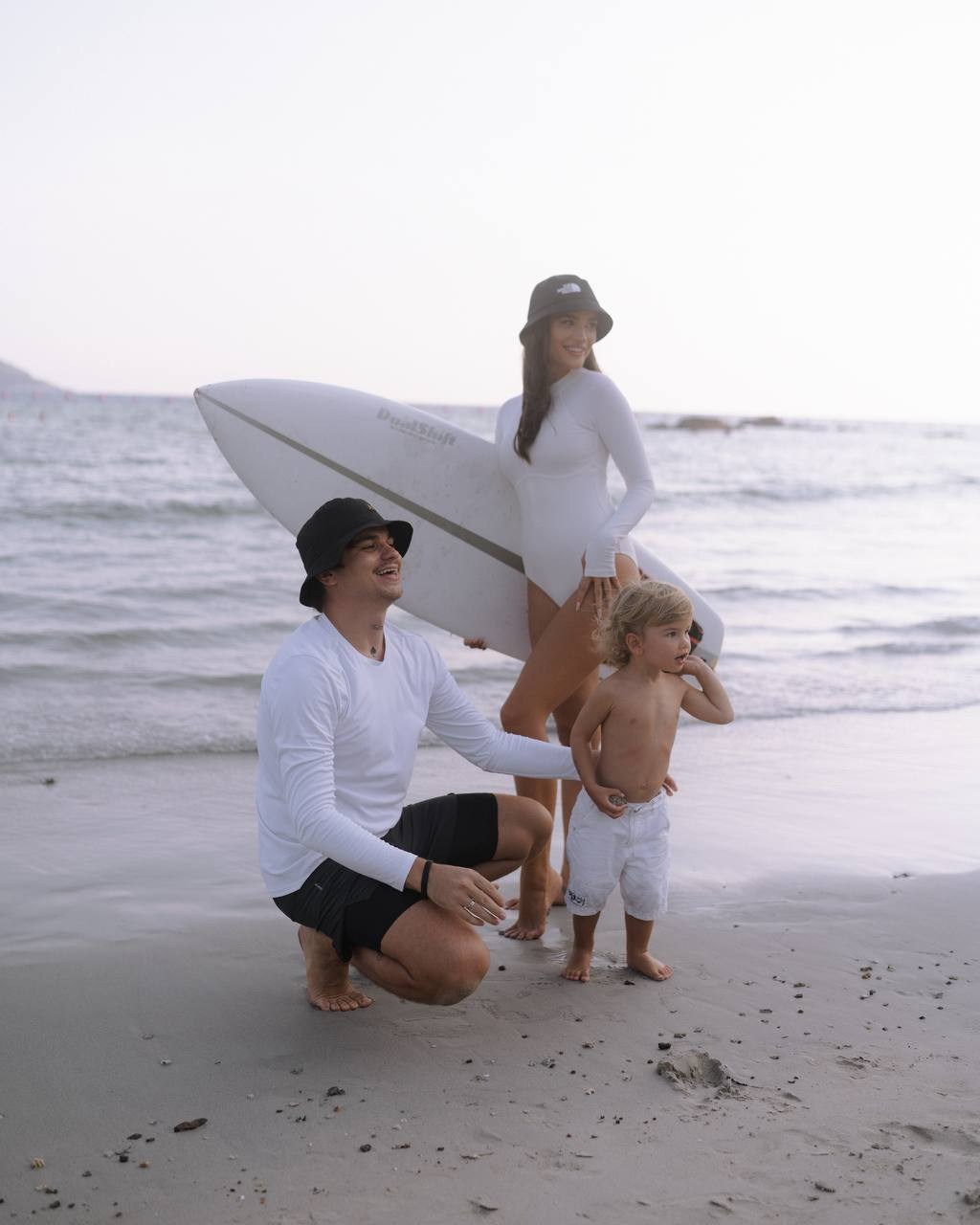 Семья с ребёнком на пляже у моря