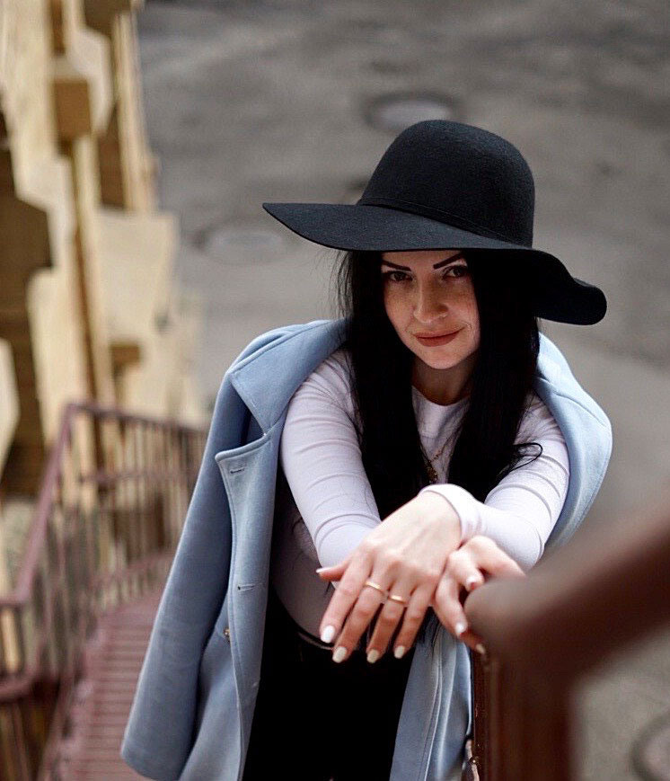 Портрет девушки в чёрной шляпе и голубом пальто