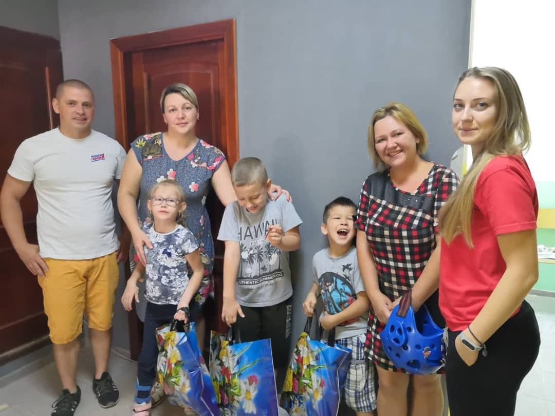 Первый раз в первый класс: как здорово идти в школу с новыми друзьями и полным ранцем! 🎒✨