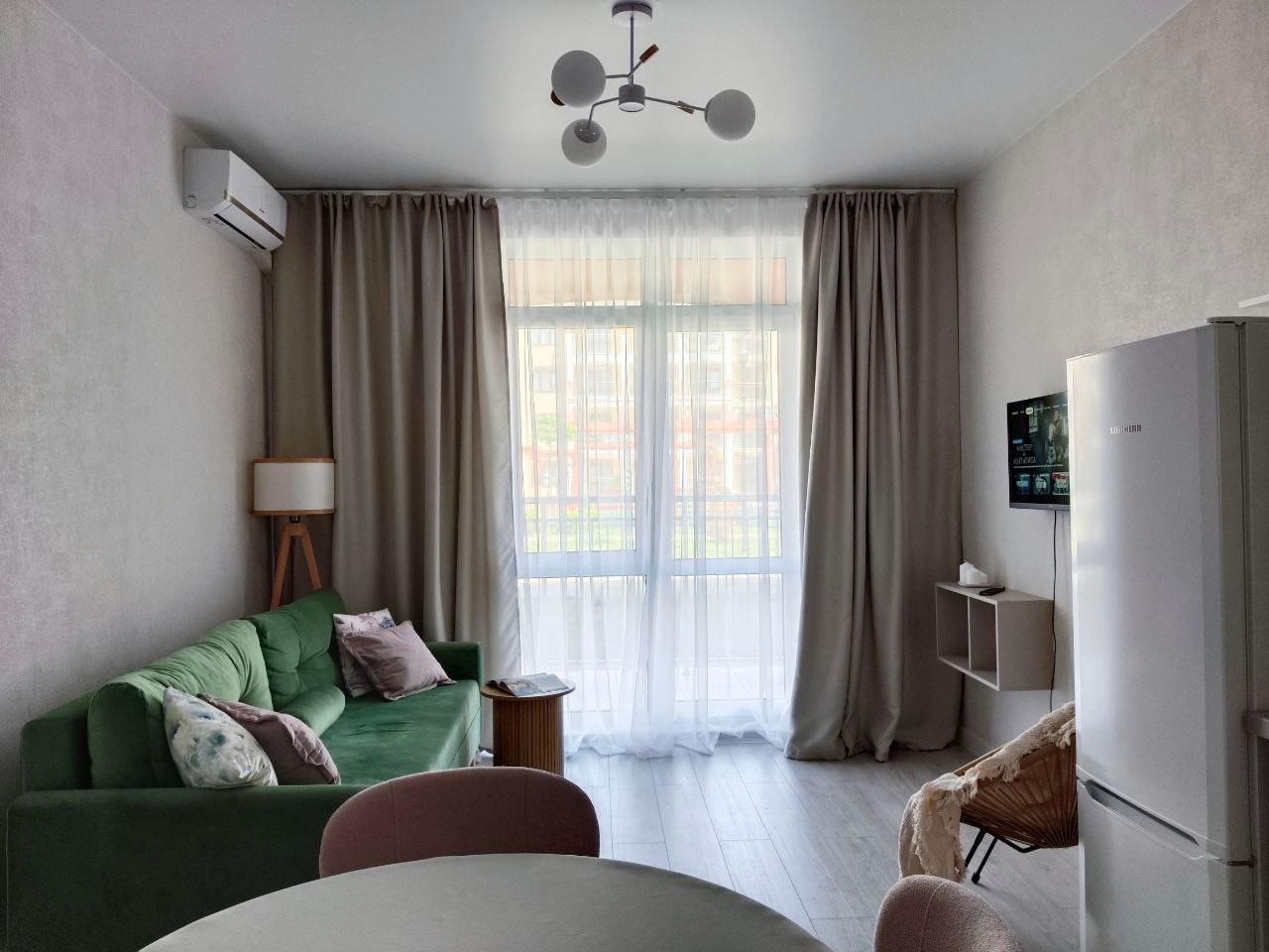 Кейс2: Получили ключи от квартиры. Задача была обставить для аренды посуточно. Учли все пожелания и сделали всё в короткий срок и квартира стала быстро приносить прибыль. Получилась очень стильная и уютная квартира, в которую точно захочется вернуться. 