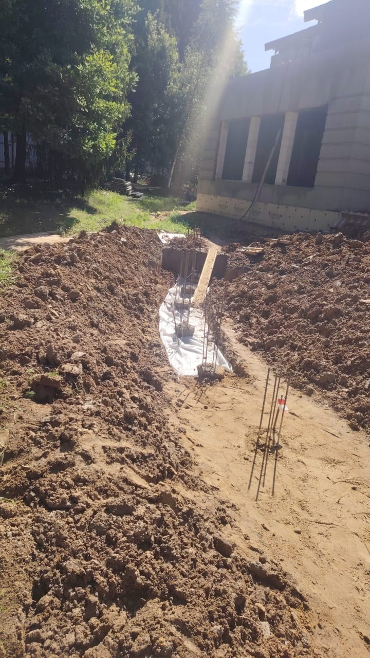 Разметка и выемка грунта под дорожки и подпорную стенку. Начало формирования ландшафта участка.