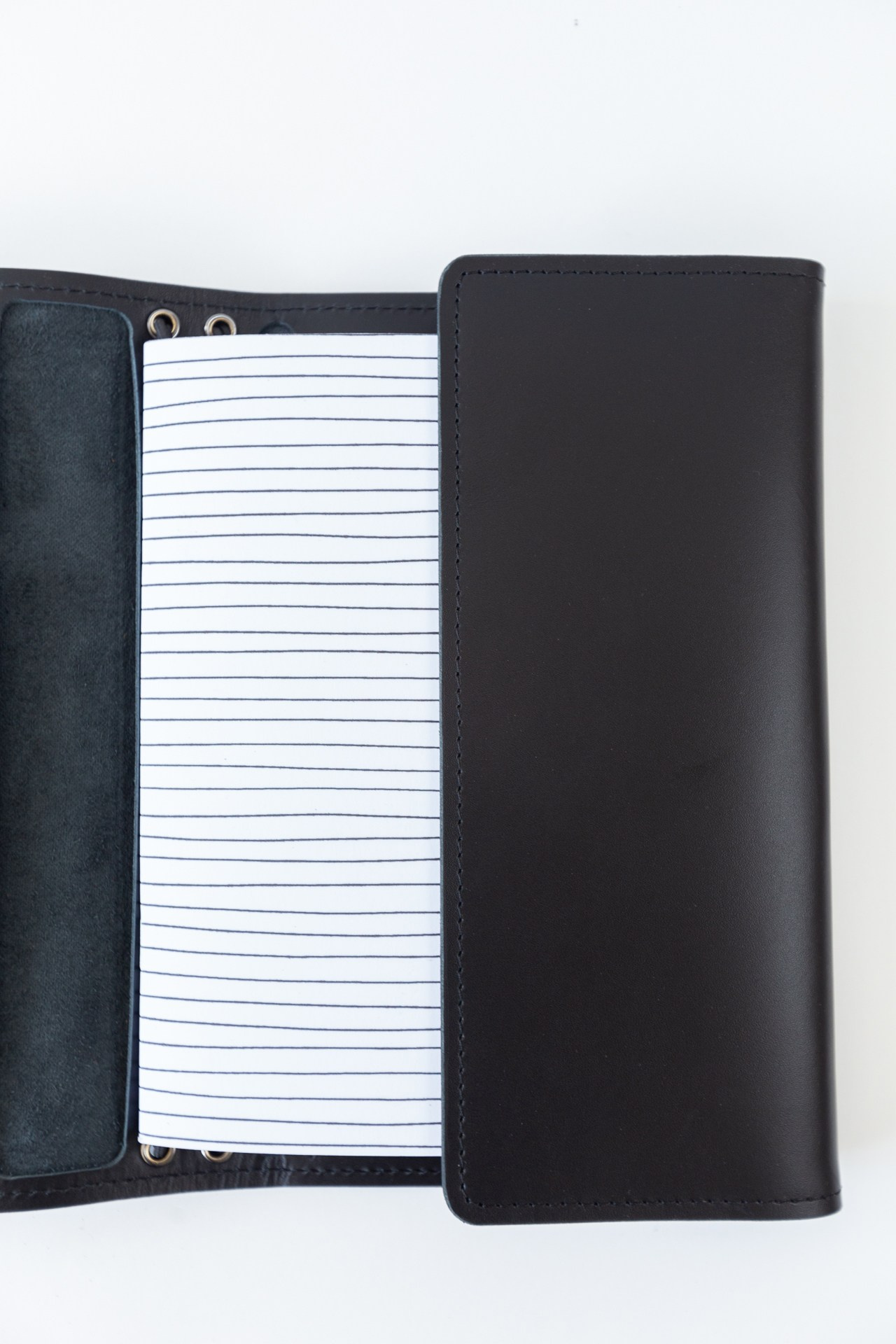 Страницы блокнота в кожаной обложке ручной работы.