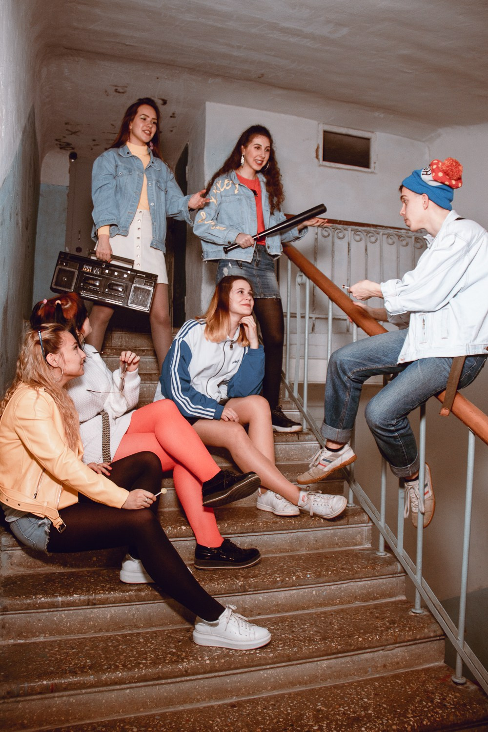 Фотосъемка в стиле 90х для 11 класса в Серпухове для выпускного альбом. Выпускные альбомы в Серпухове