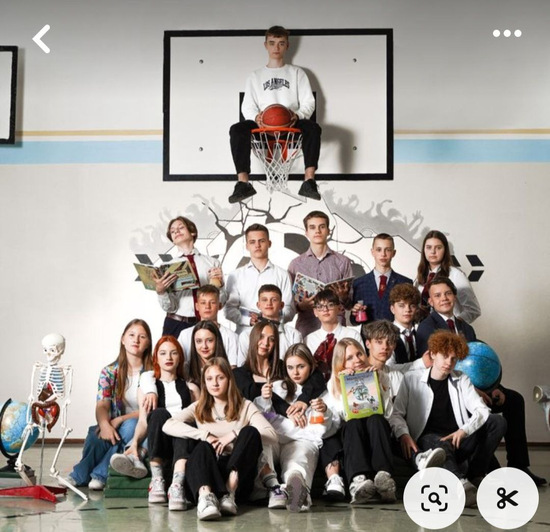 Примеры позировок для школьного альбома в старших классах. Фотограф в Шелехове, лучшие выпускные альбомы в Шелехове