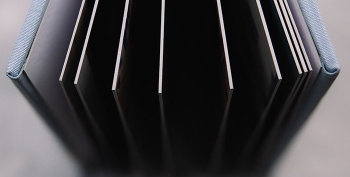 Толстые, несгибаемые страницы фотокниги, раскрытые веером. Демонстрация надежности переплета и премиальной плотности листов.