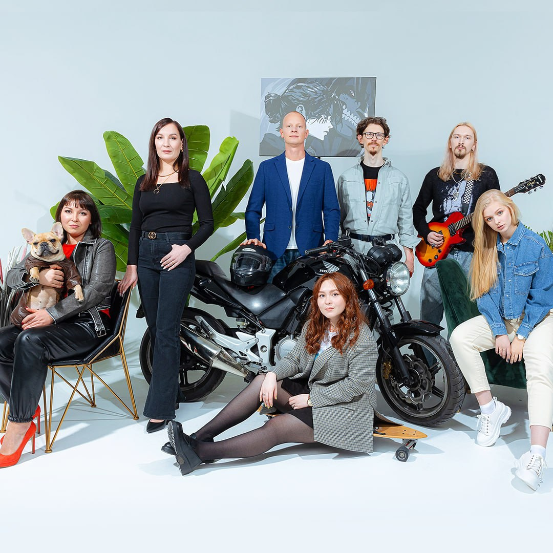 Имиджевая фотография коллектива компании возле мотоцикла