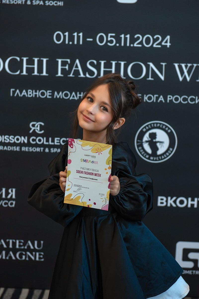 SochiFashionWeek2024 дизайнер Юлия Крылова. Семейный и коммерческий фотограф в Сочи Александр Бодунов