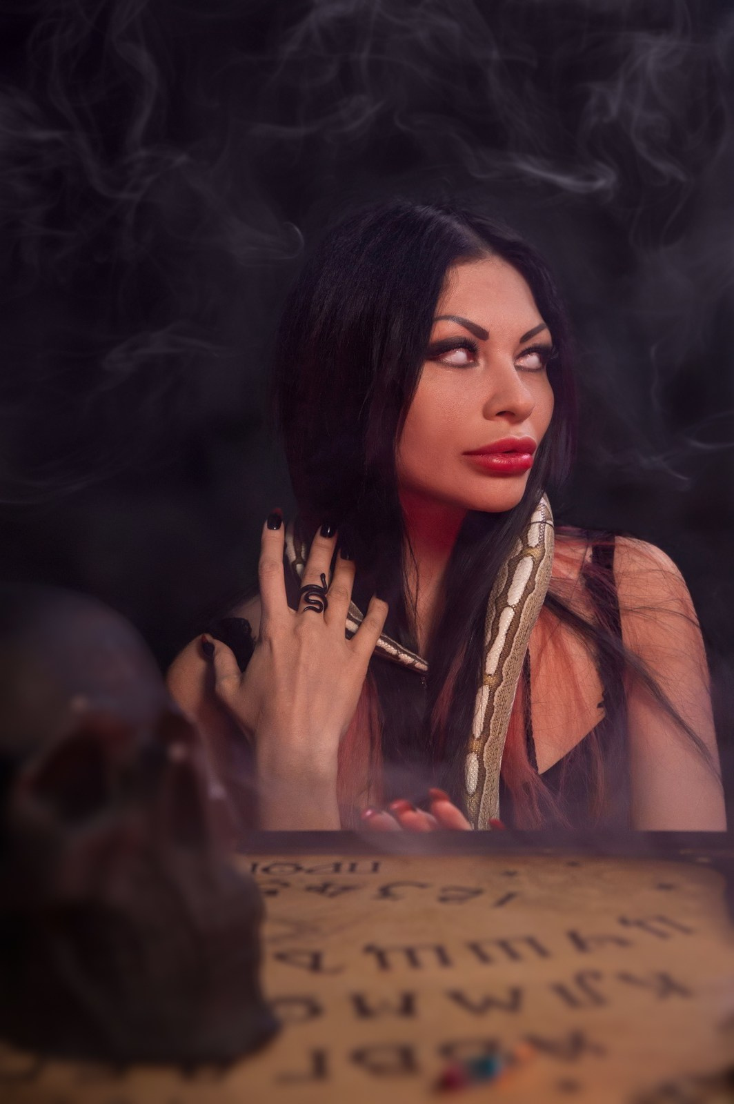 готическая фотосессия ведьмы со змеями, спиритическая доска, черепа