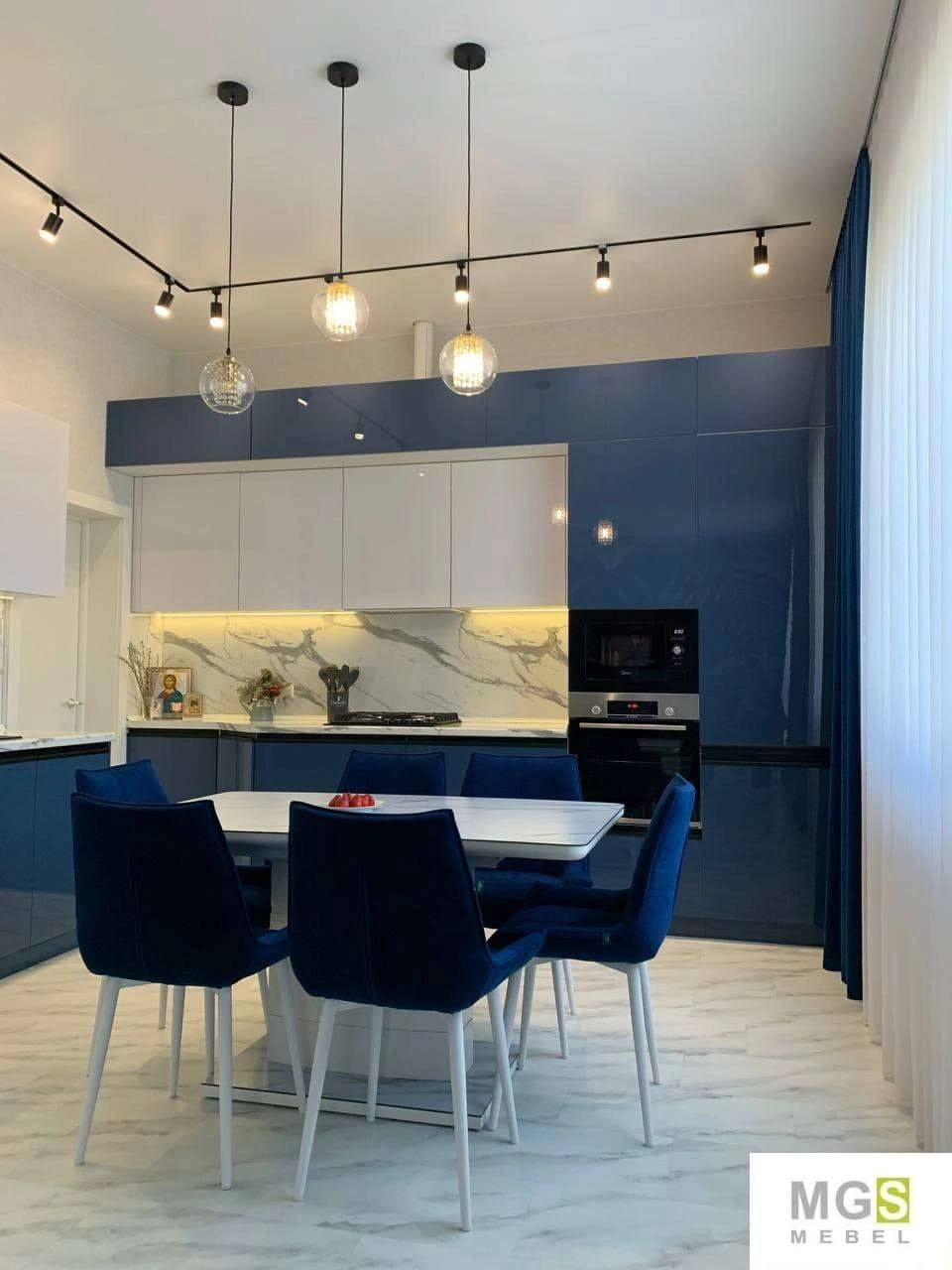 Кухонный гарнитур с синими глянцевыми фасадами