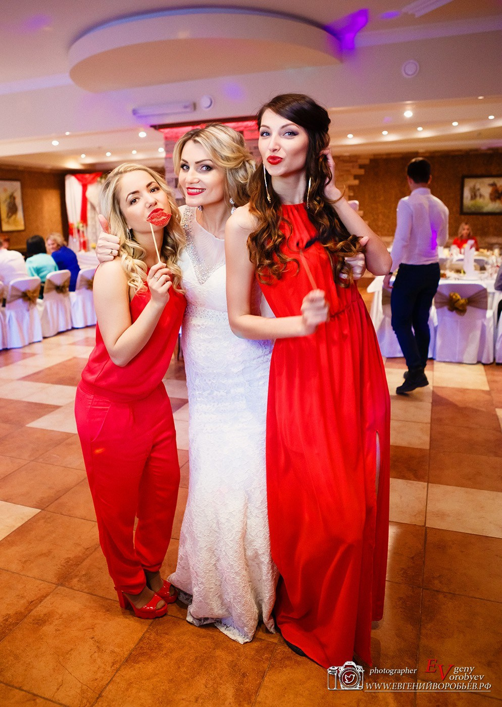 Аренда прокат фотобудки в Красноярске фотозона на мероприятие Свадьбу праздник День рождения выпускной корпоратив фотокабина цена стоимость заказать забронировать описание услуги ведущий тамада моментальная печать фотографий причёска макияж