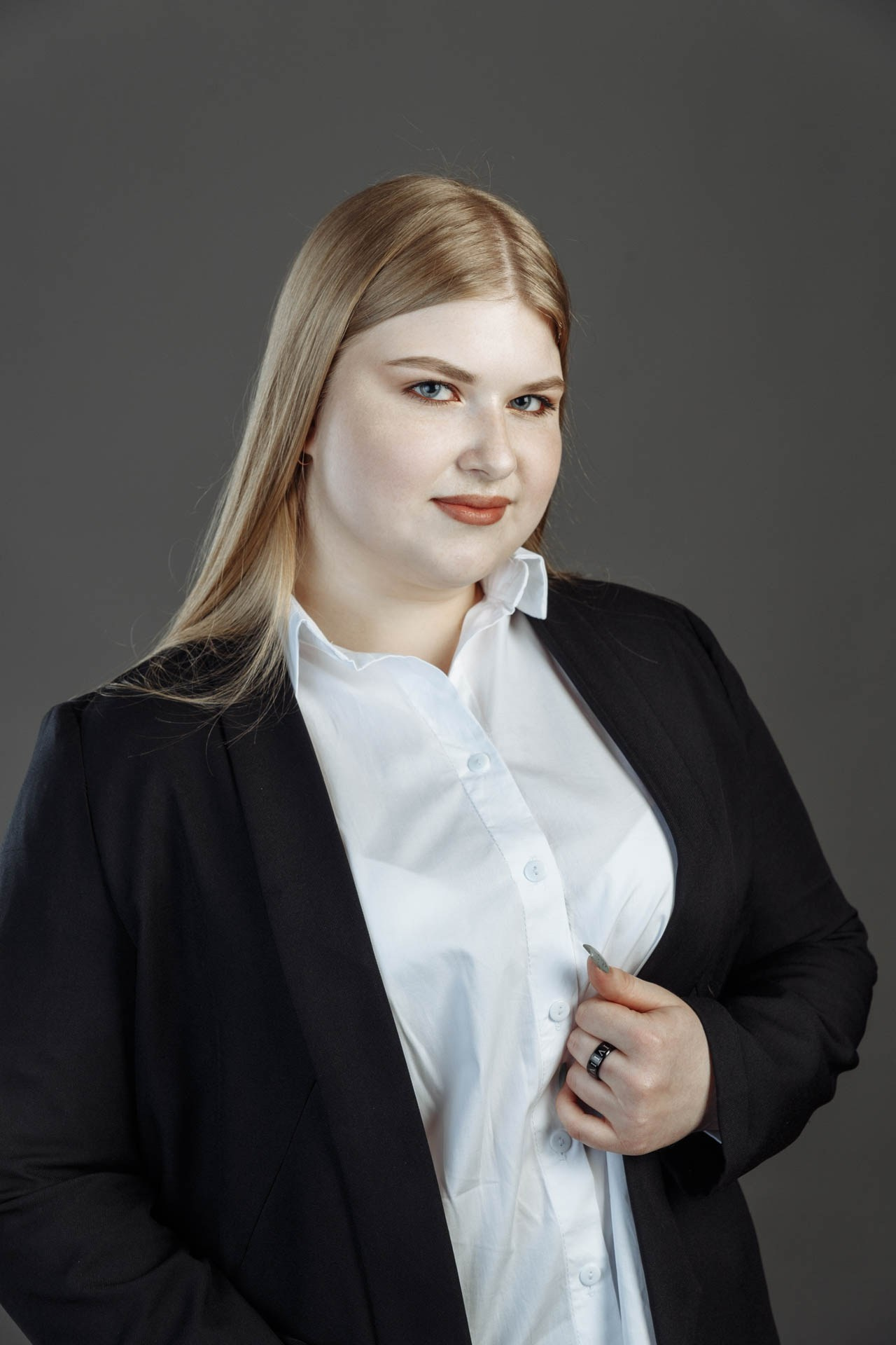 Бизнес-портреты сотрудников для сайта страховой компании InsFamily. Событийный фотограф Максим Бескоровайновнов