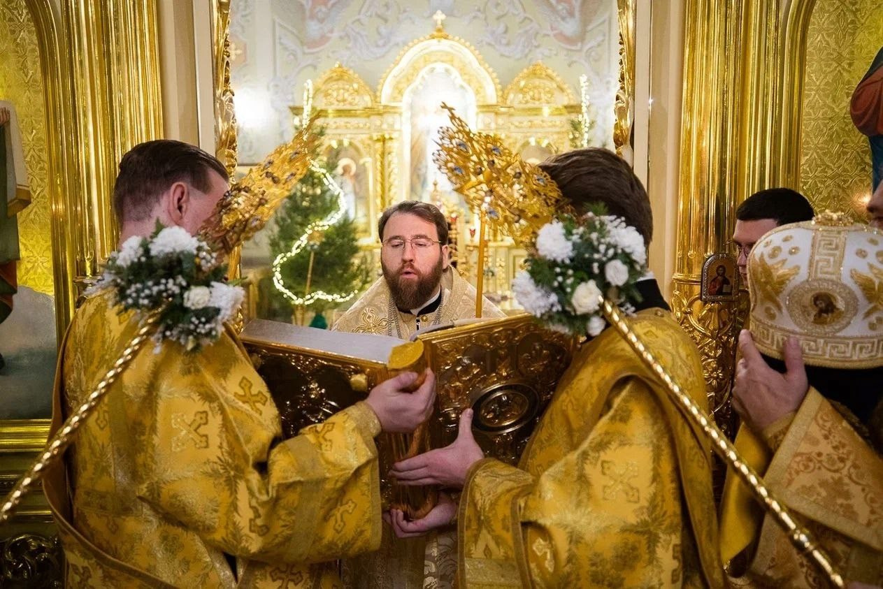 Благочинный Северо-Западного округа принял участие в Архиерейском Богослужении в Покровском соборе. Саратовское Северо-Западное благочиние