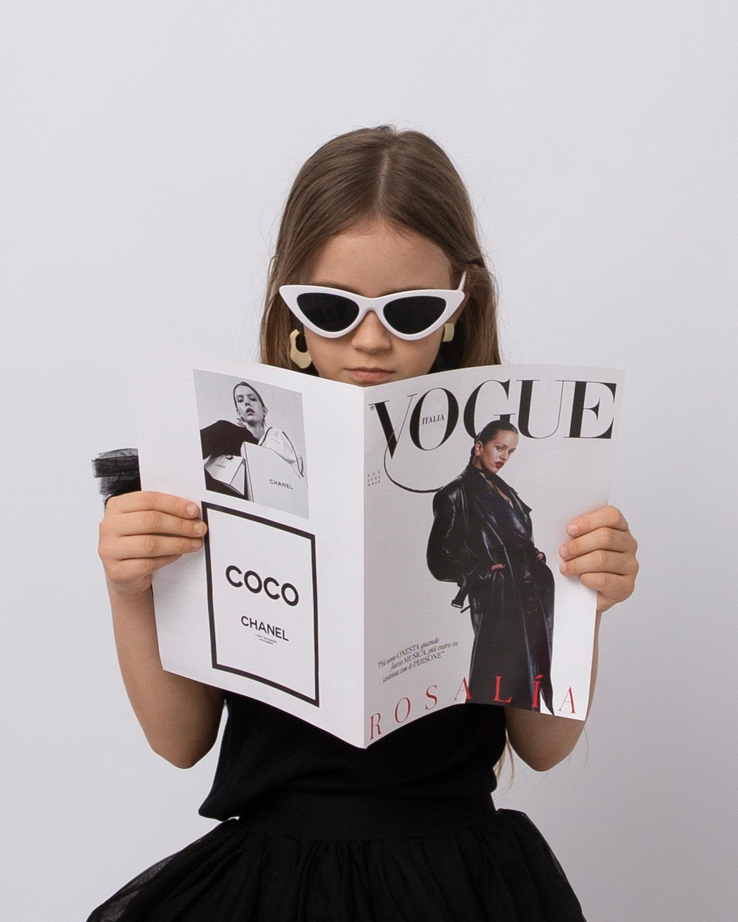 Стильная детская фотография девочки в солнцезащитных очках с журналом vogue 