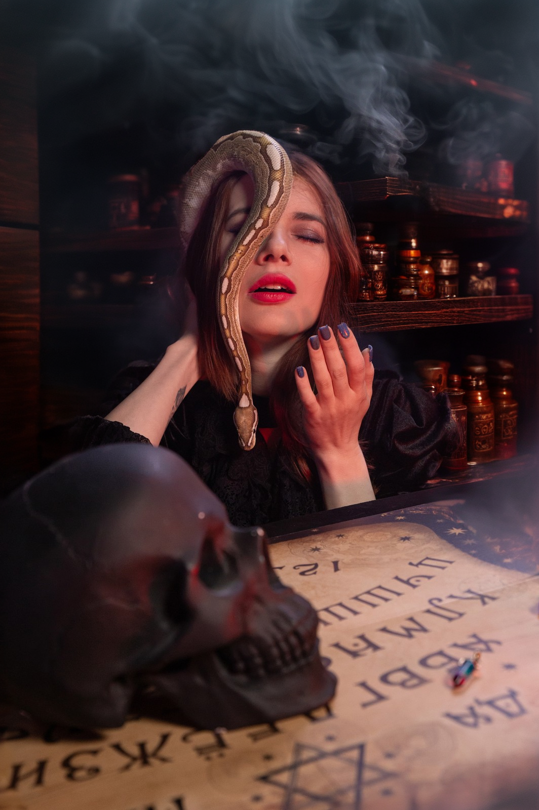 готическая фотосессия ведьмы со змеями, спиритическая доска, черепа