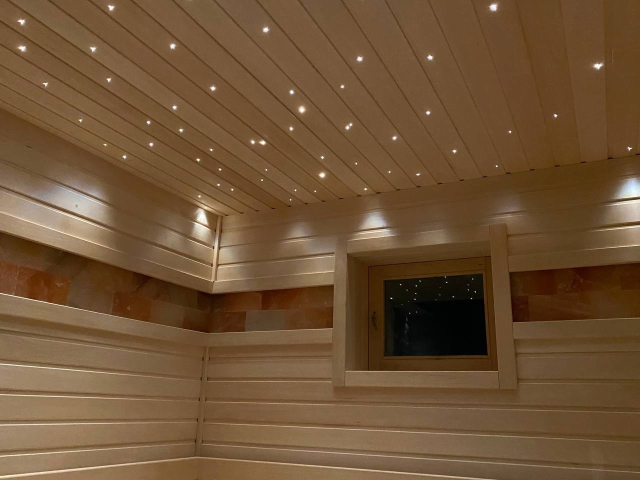 «Белая» баня в Кингисеппе из липы, с двумя световыми зонами: для интимного отдыха под звездами и активного парения в свете солевой линии. SaunaTopMasters