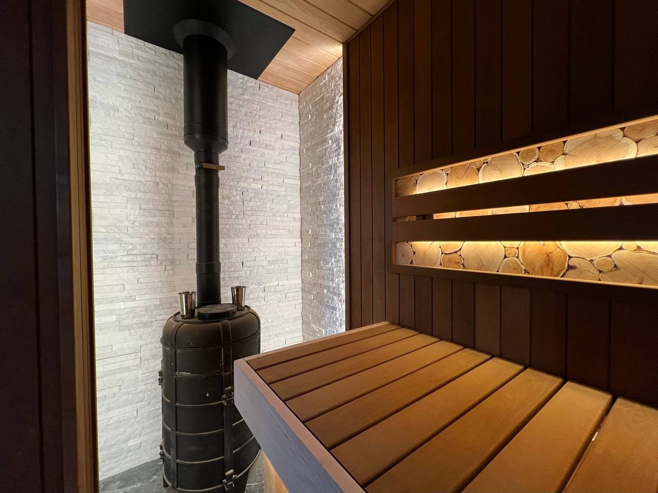 Неправильная форма помещения- не недуг, а преимущество. Парная в Александровской со стеклянным фасадом- явный тому пример. SaunaTopMasters