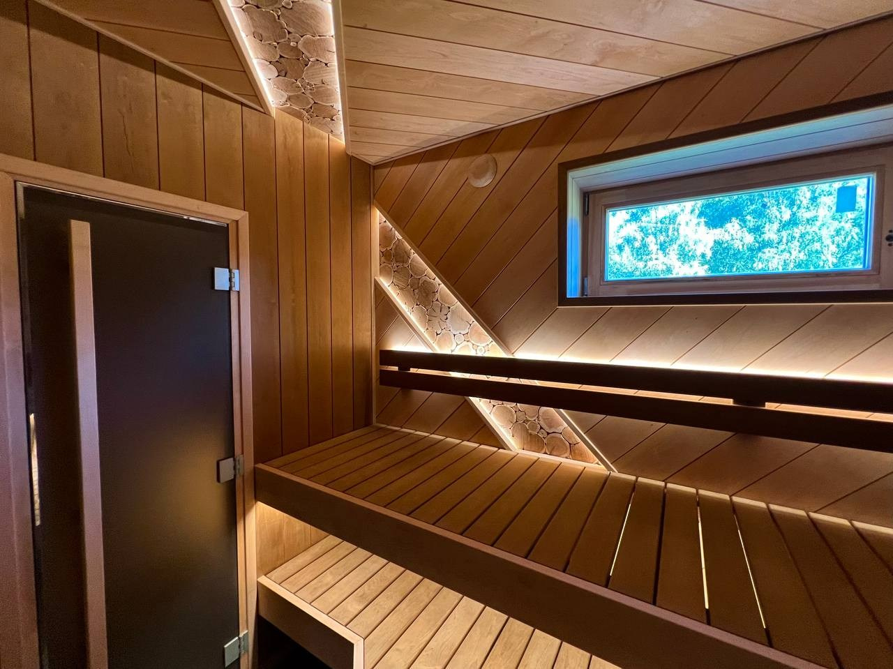 Диагональная баня в Отрадном. В помещение парной встроена отдельная инфракрасная кабина. Смелое и уникальное решение. SaunaTopMasters