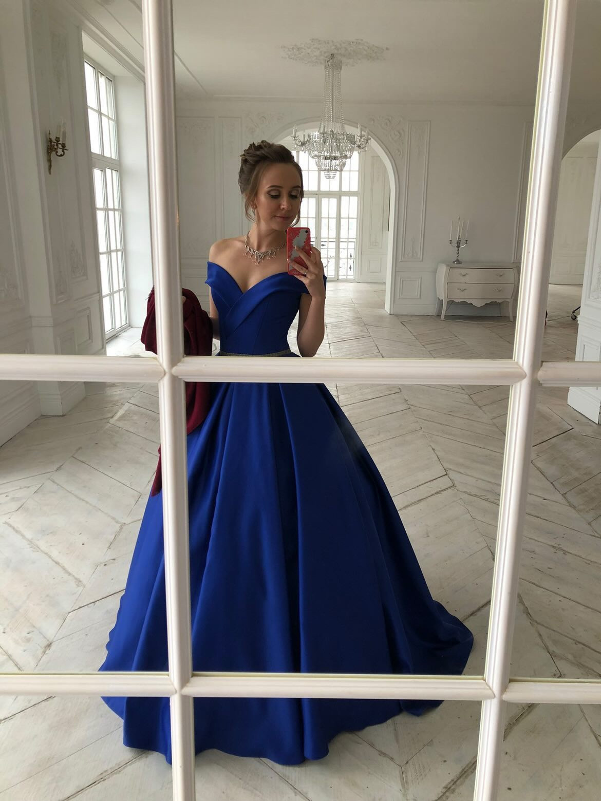 №56 Шикарное платье Атлас. Размер универсальный - спинка на шнуровке. 1500 руб