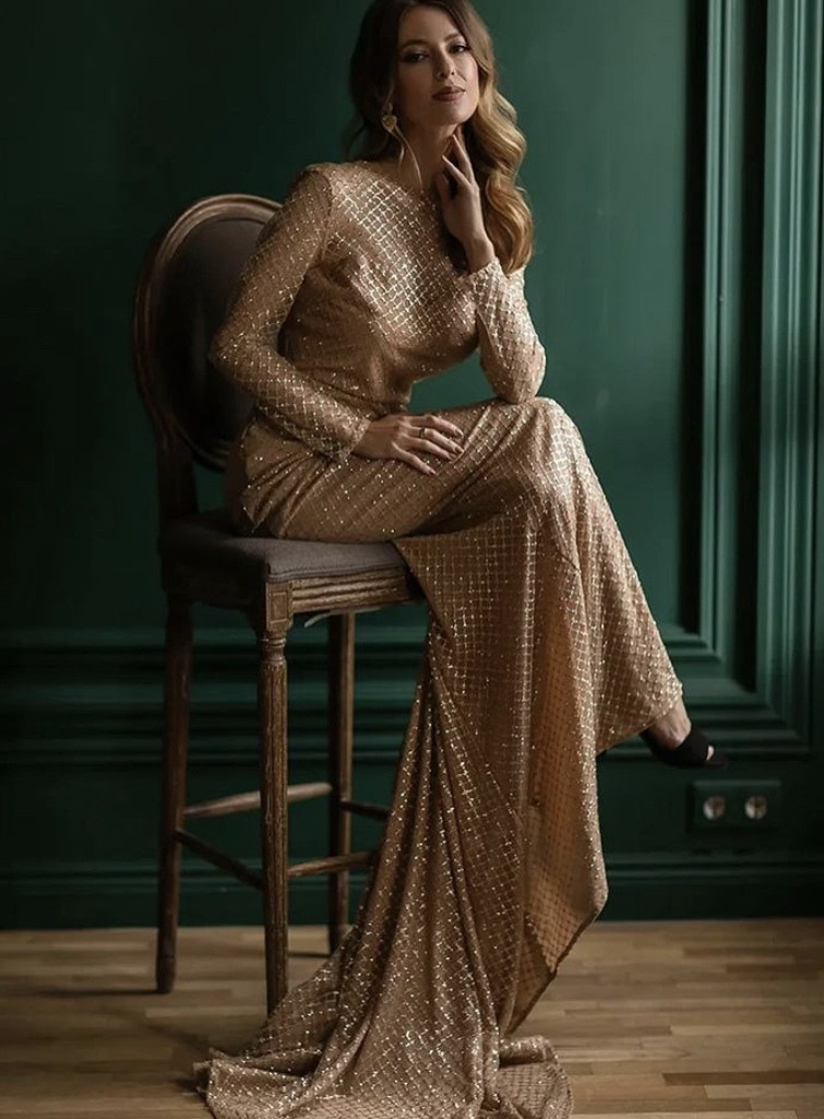 №47 Шикарное золотое платье. Небольшой шлейф. Размер 42-46. Подходит беременным девушкам. 1500 руб