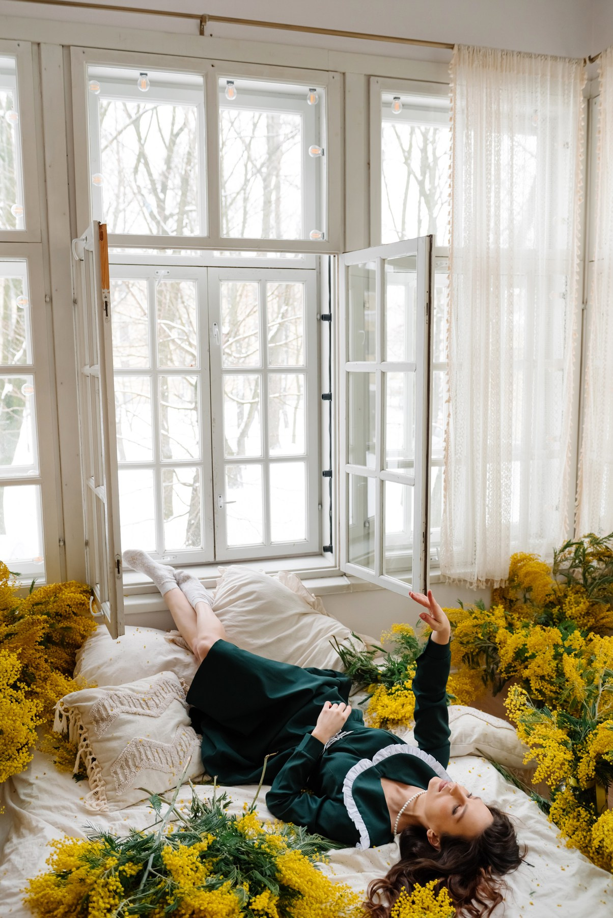 Анастасия с мимозой. Свадебный и сеейный фотограф в Санкт-Петербурге Елена Худякова