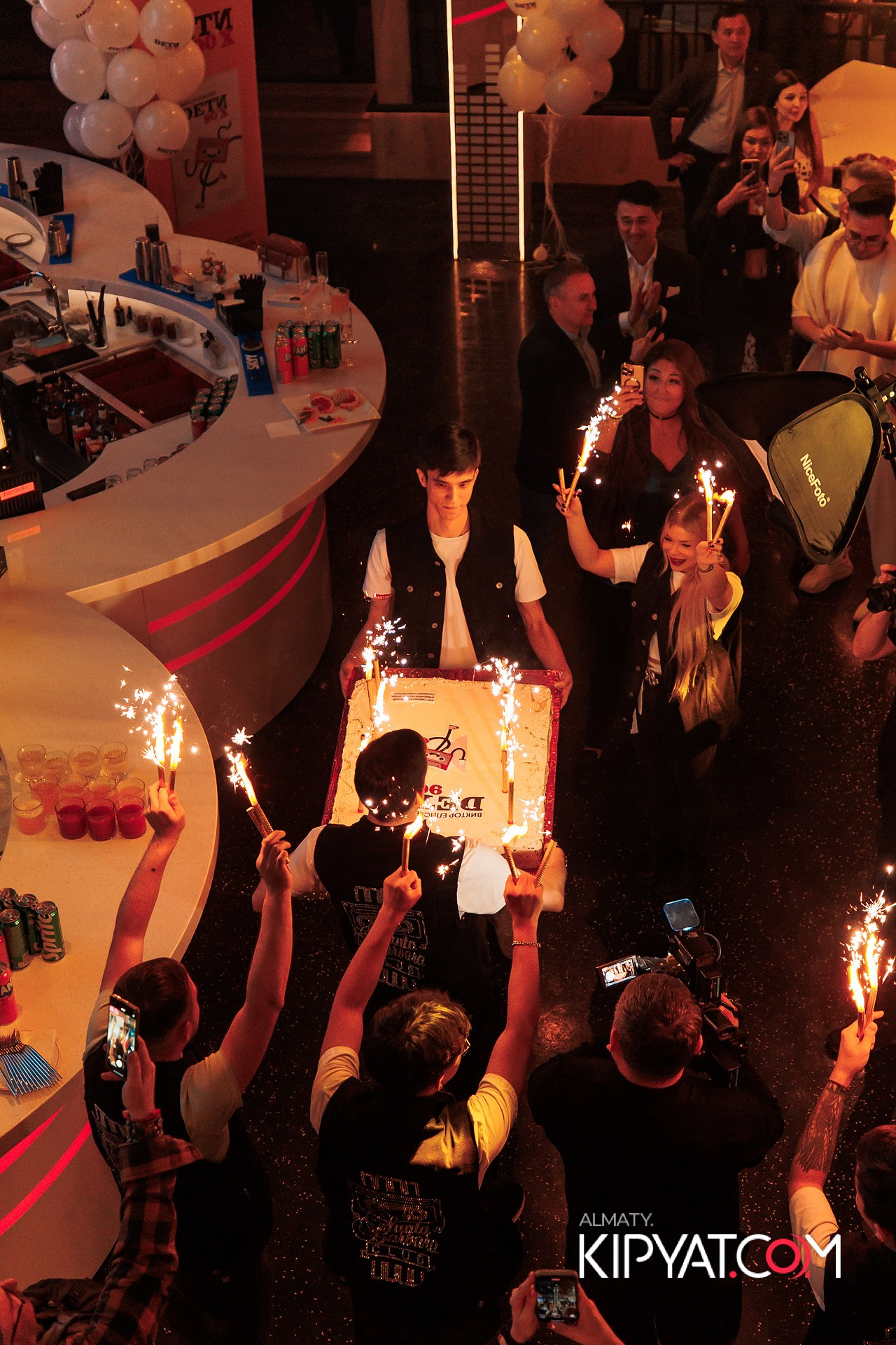 ПРЕЗЕНТАЦИЯ КНИГИ ВИКТОРА ЕЛИСЕЕВА. КИПЯТКОМ АЛМАТЫ!