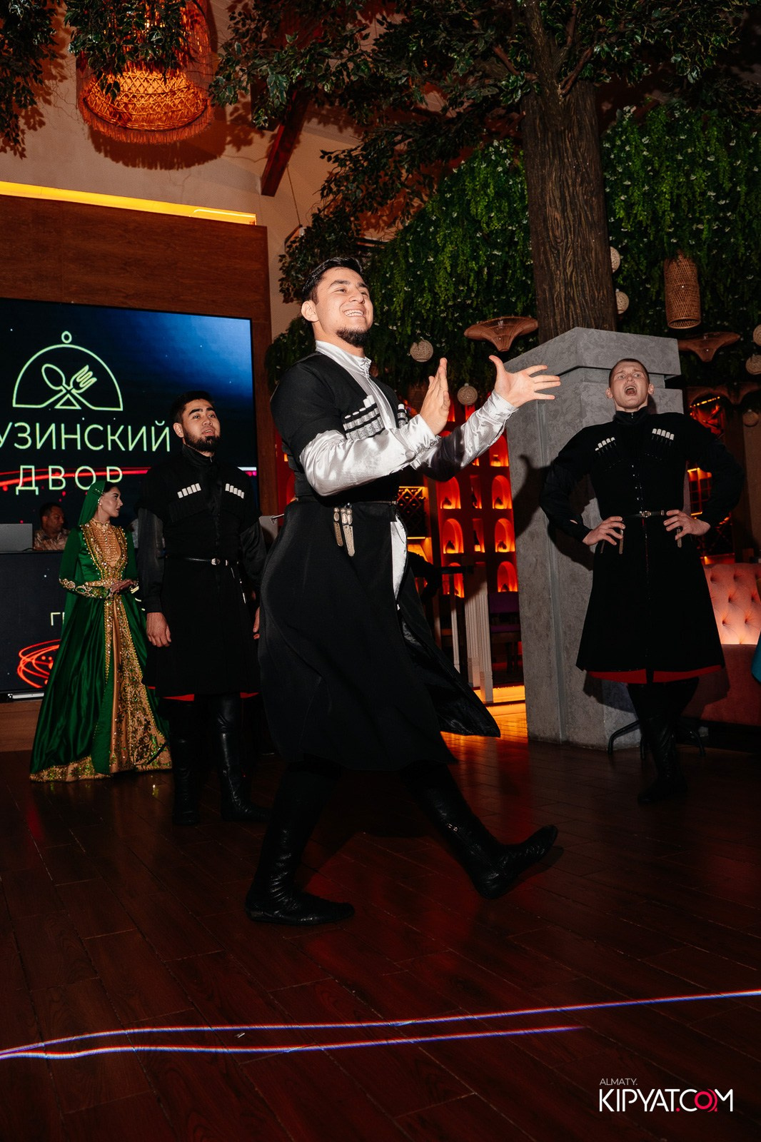 ГРУЗИНСКИЙ ДВОР НА КАБАНБАЙ БАТЫРА. КИПЯТКОМ АЛМАТЫ!