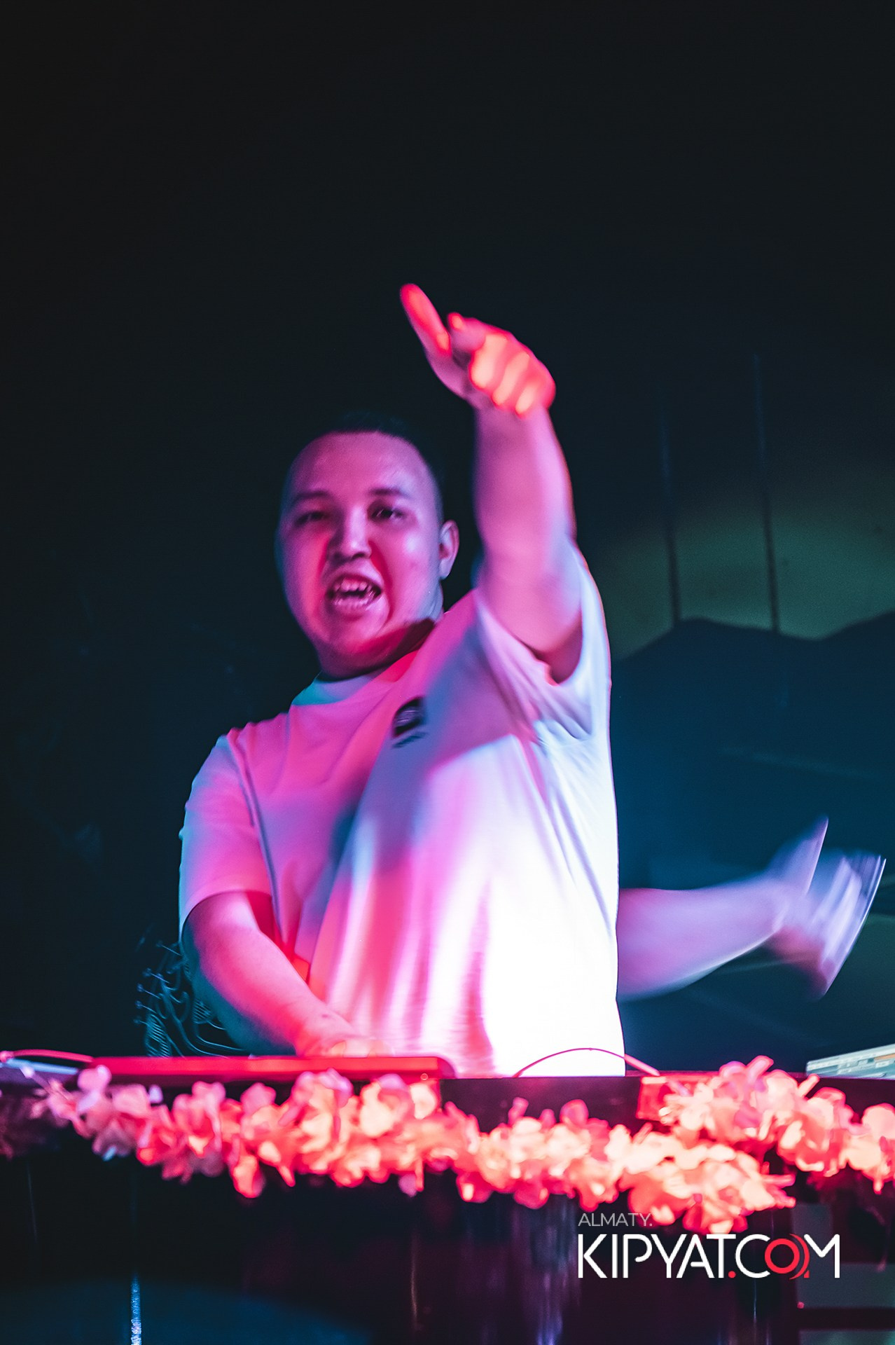 UYAT EMES BAR. КИПЯТКОМ АЛМАТЫ!