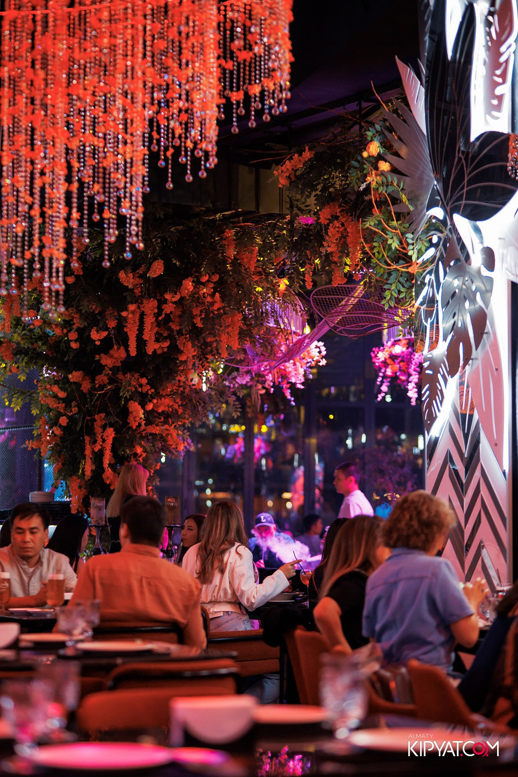 FRIENDS BAR & TERRACE. КИПЯТКОМ АЛМАТЫ!