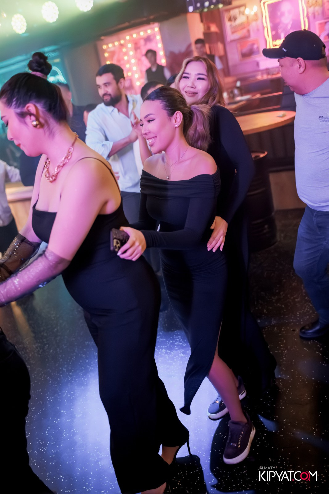 FITNESS ЁЛКА в ночном клубе SANTA BARBARA. КИПЯТКОМ АЛМАТЫ!