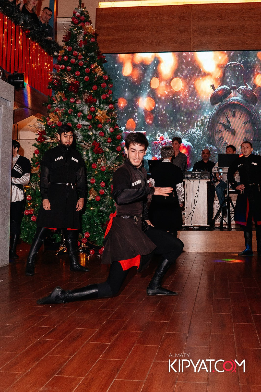 ГРУЗИНСКИЙ ДВОР НА КАБАНБАЙ БАТЫРА. КИПЯТКОМ АЛМАТЫ!