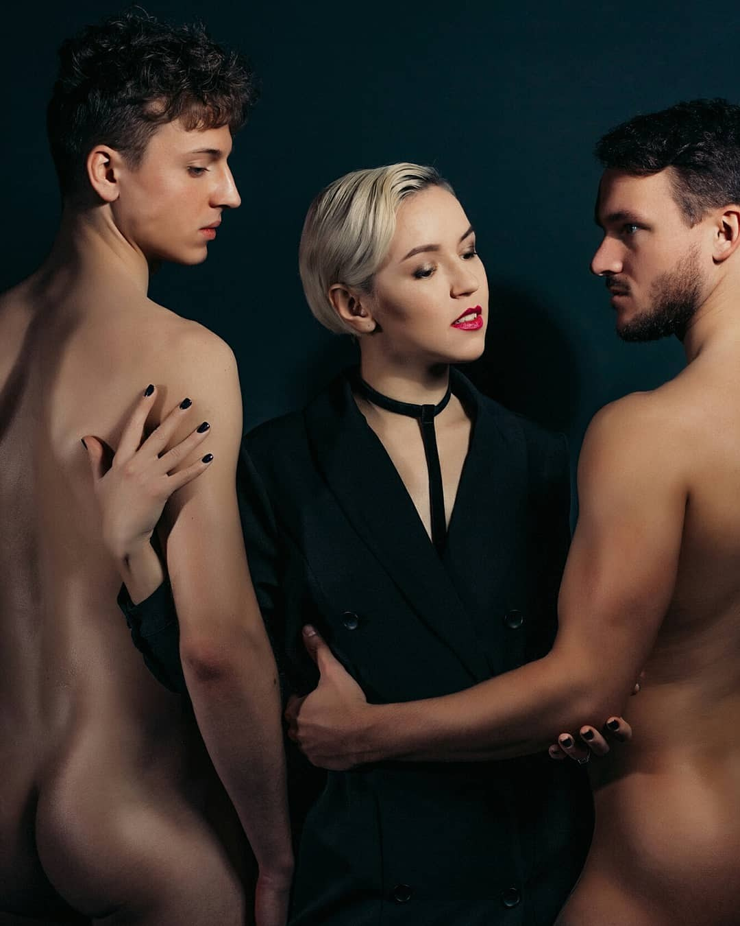 Современная концептуальная фотография о теле, уязвимости и идентичности. Визуальная практика на стиле честности, пост-иронии и искусства.Рекламная фотография, Концептуальная фотография, Современный художник, Психология, Коммерческий фотограф, Репортажный фотограф, Стрит фотография, Арт, Сюрреализм, Мобильная фотография, Снято на айфон, Дима Бурза