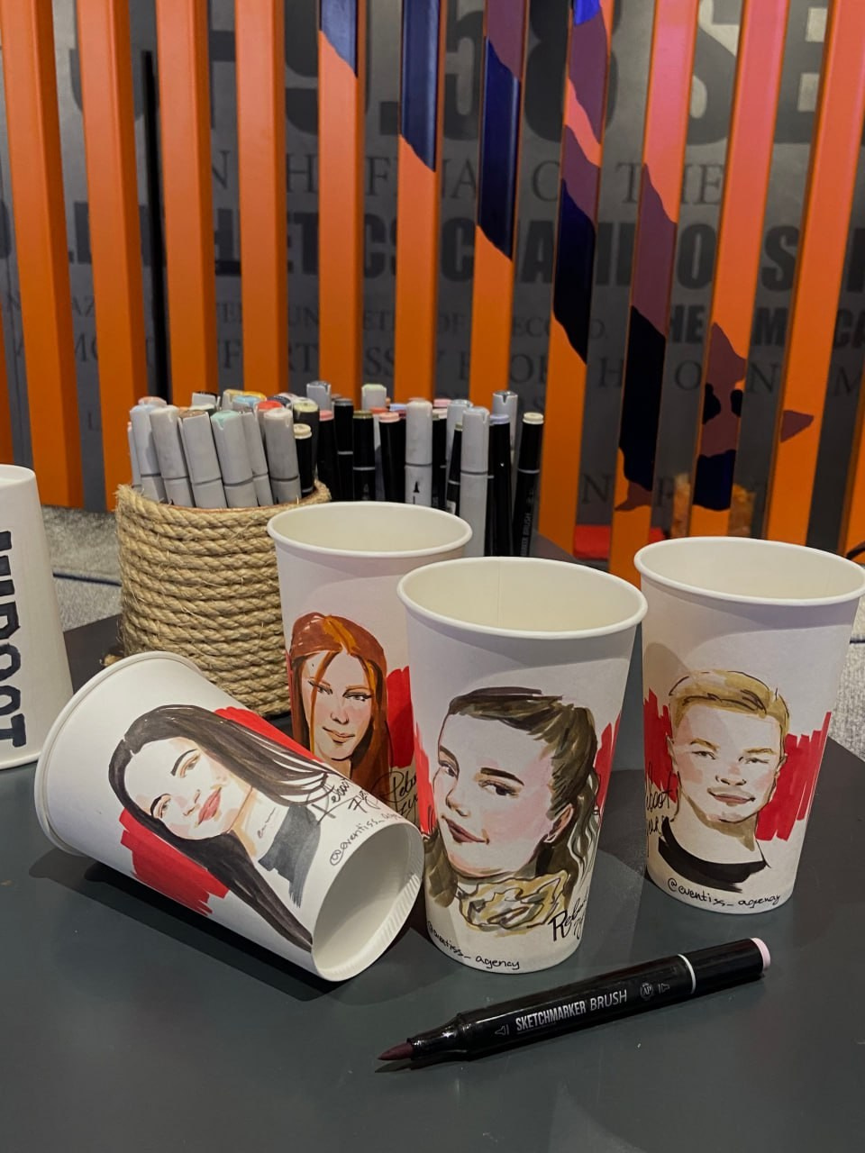 Скетчи на стаканчиках. Eventiss art agency| Художники и арт-услуги на мероприятие Москва и МО
