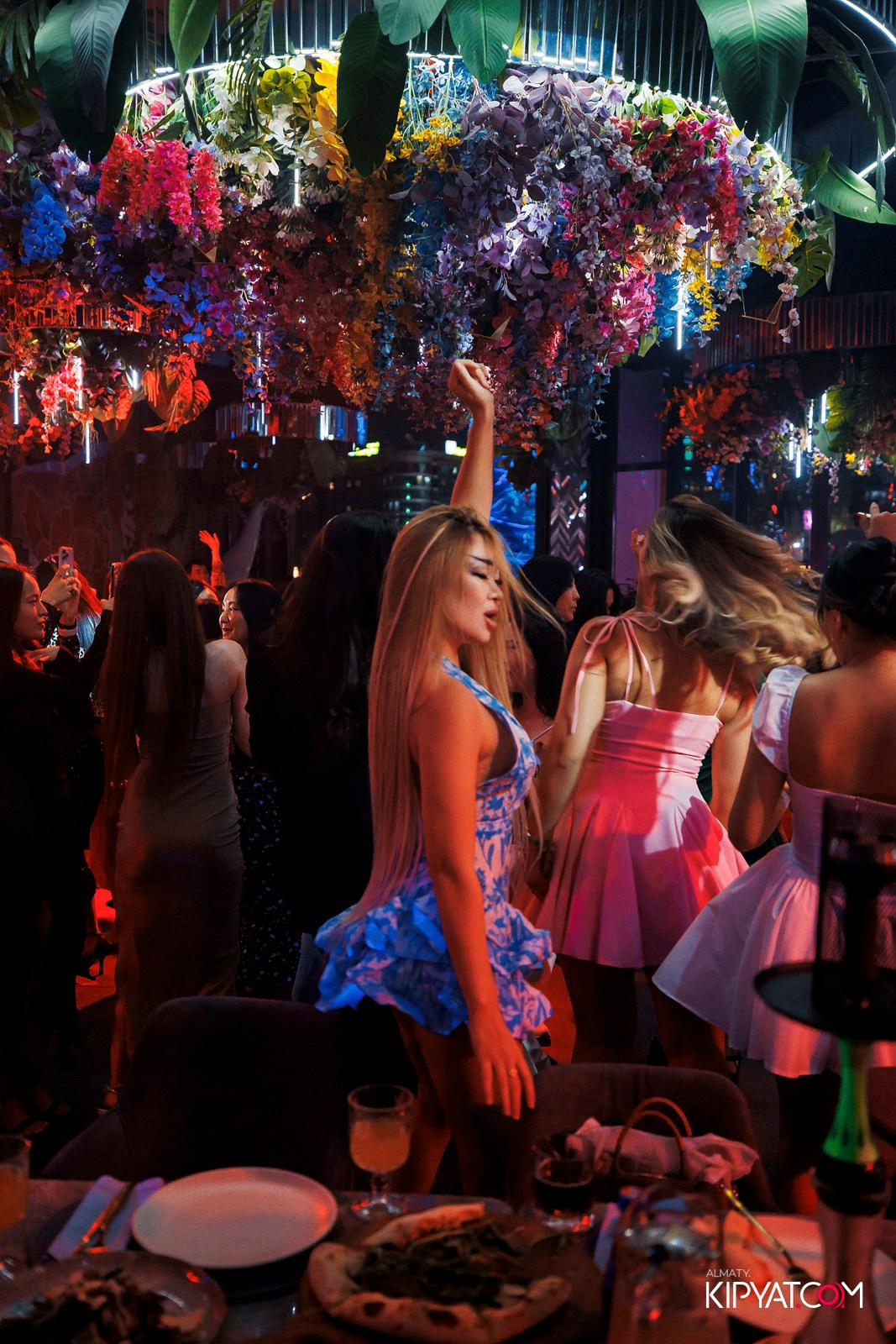 FRIENDS BAR & TERRACE. КИПЯТКОМ АЛМАТЫ!