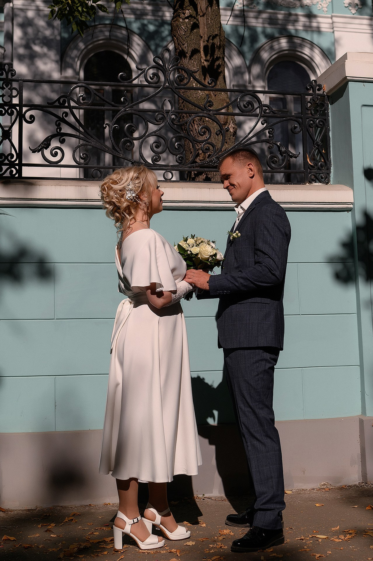 свадебная фотосессия у филиала по городу Иванову и Ивановскому району комитета Ивановской области ЗАГС по адресу Иваново, улица Батурина, 13