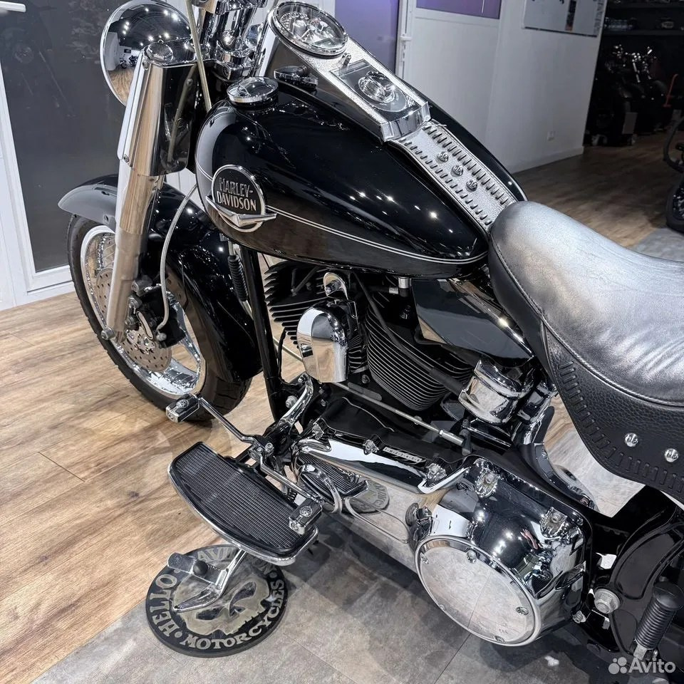 Купить Harley-Davidson 2010 Fat Boy Vivid Black (Softail/Dyna) — подробнее на сайте. Hello Davidson, Москва. Только хорошие мотоциклы…