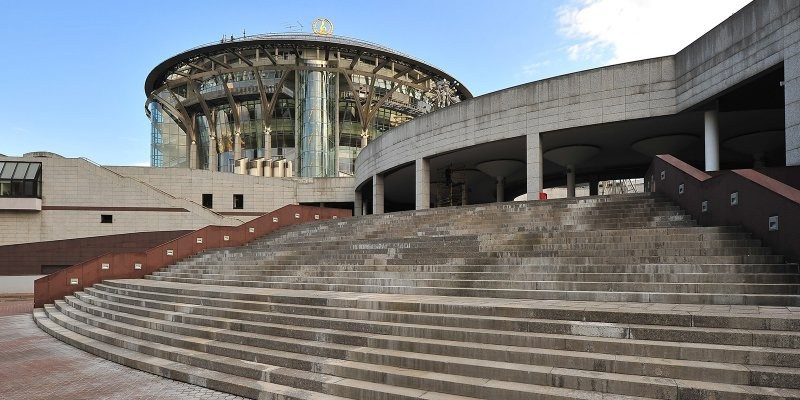 Фотосессия на улице Москвы — красивая архитектура и арки