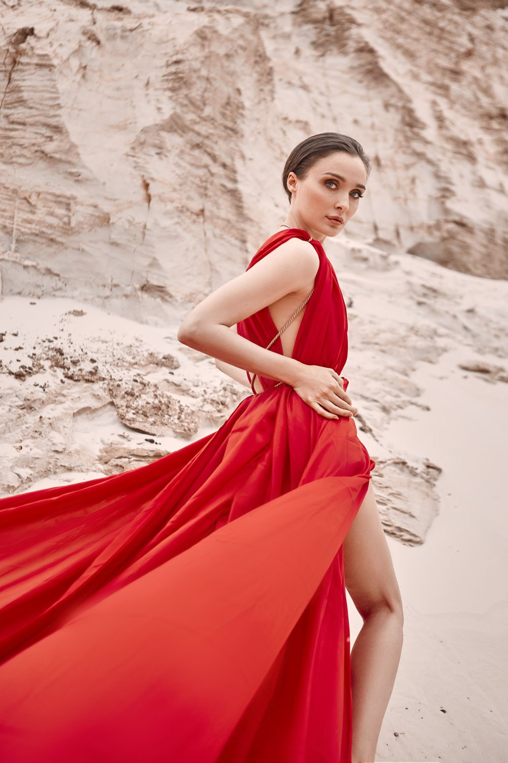 Съемка в пустыне в красном платье. Главная