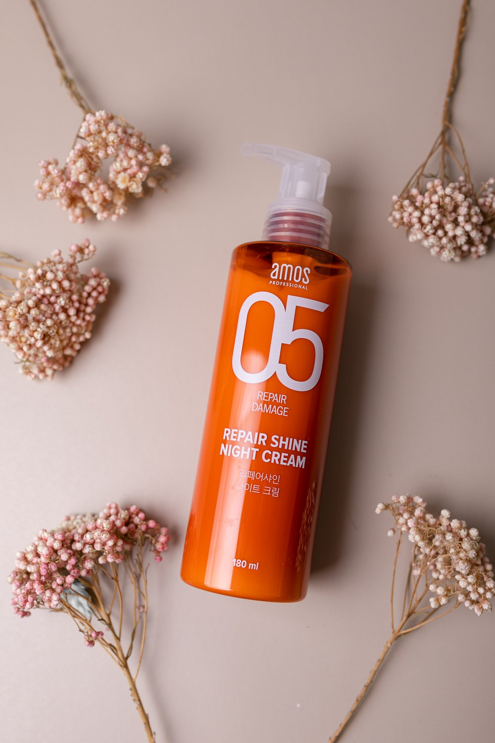 Оранжевый флакон корейской косметики для волос лежит на столе