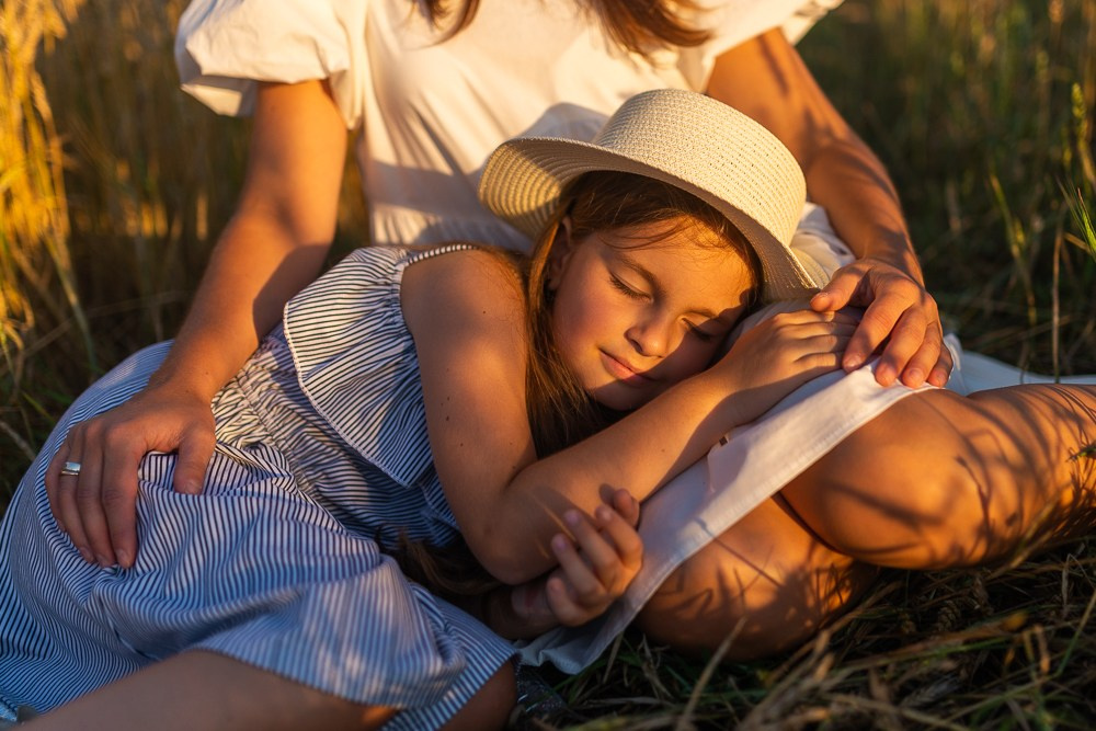 Поле, закат и наши улыбки. Фотограф Мария Ковкова