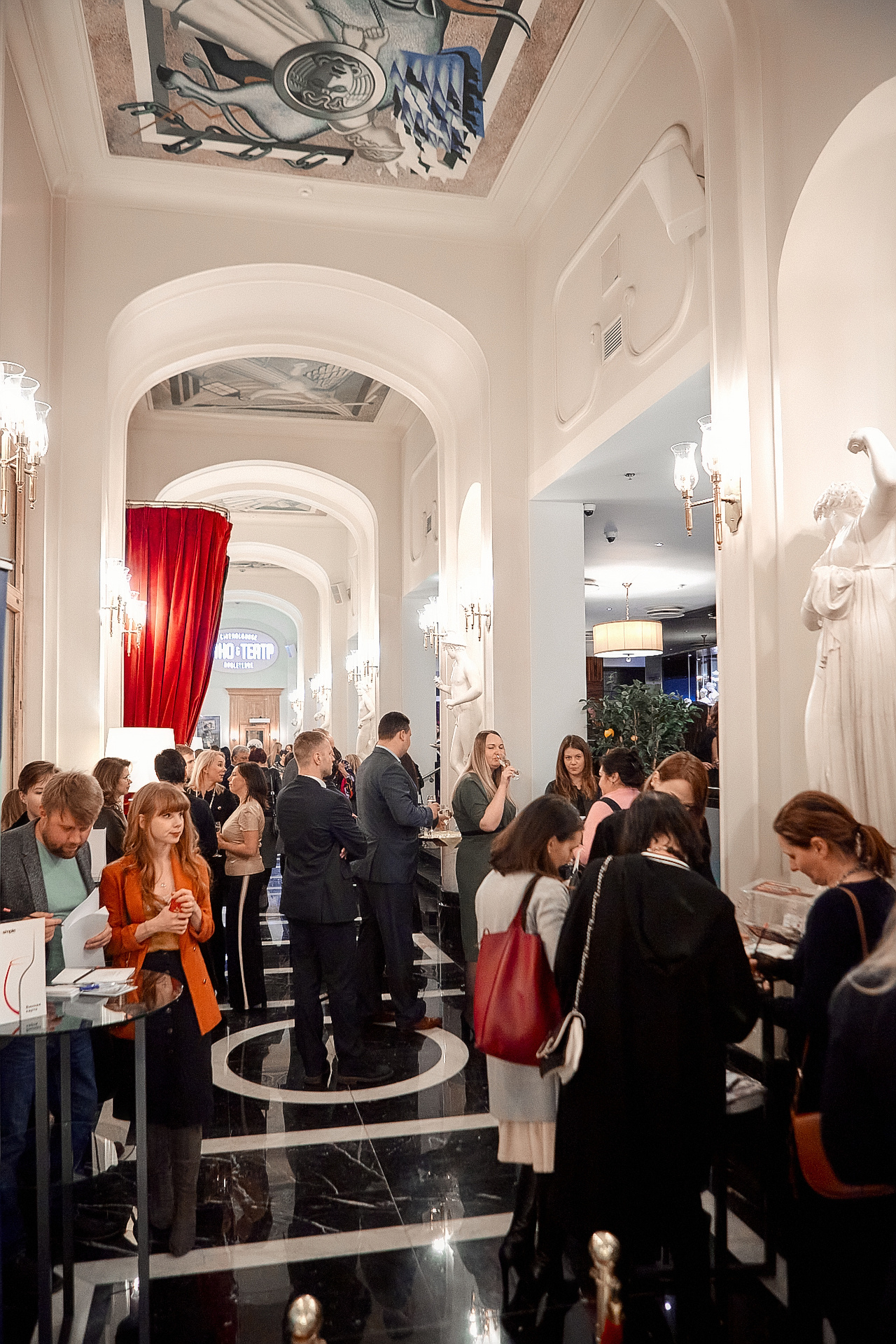 СВЕТСКАЯ ХРОНИКА