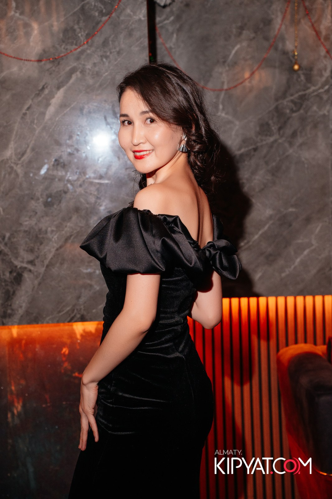 БАР ПАНАЕХАЛИ НА ТОЛЕ БИ. КИПЯТКОМ АЛМАТЫ!