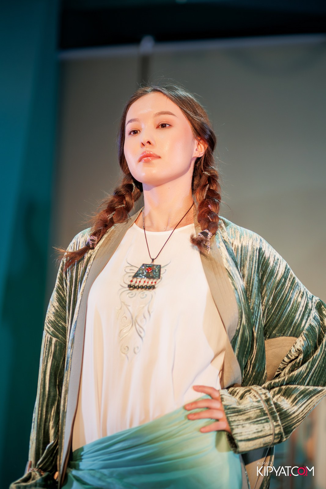 FASHION ПОКАЗ, КАЗАХСКОЙ НАЦИОНАЛЬНОЙ ОДЕЖДЫ. КИПЯТКОМ АЛМАТЫ!