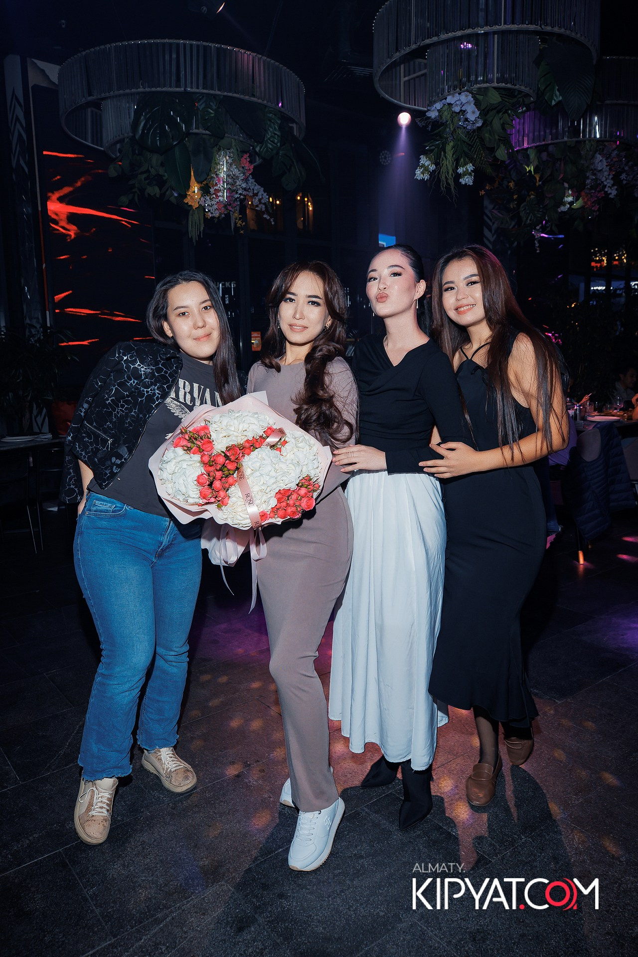 FRIENDS BAR & TERRACE. КИПЯТКОМ АЛМАТЫ! Фотосъемка мероприятий в Алматы