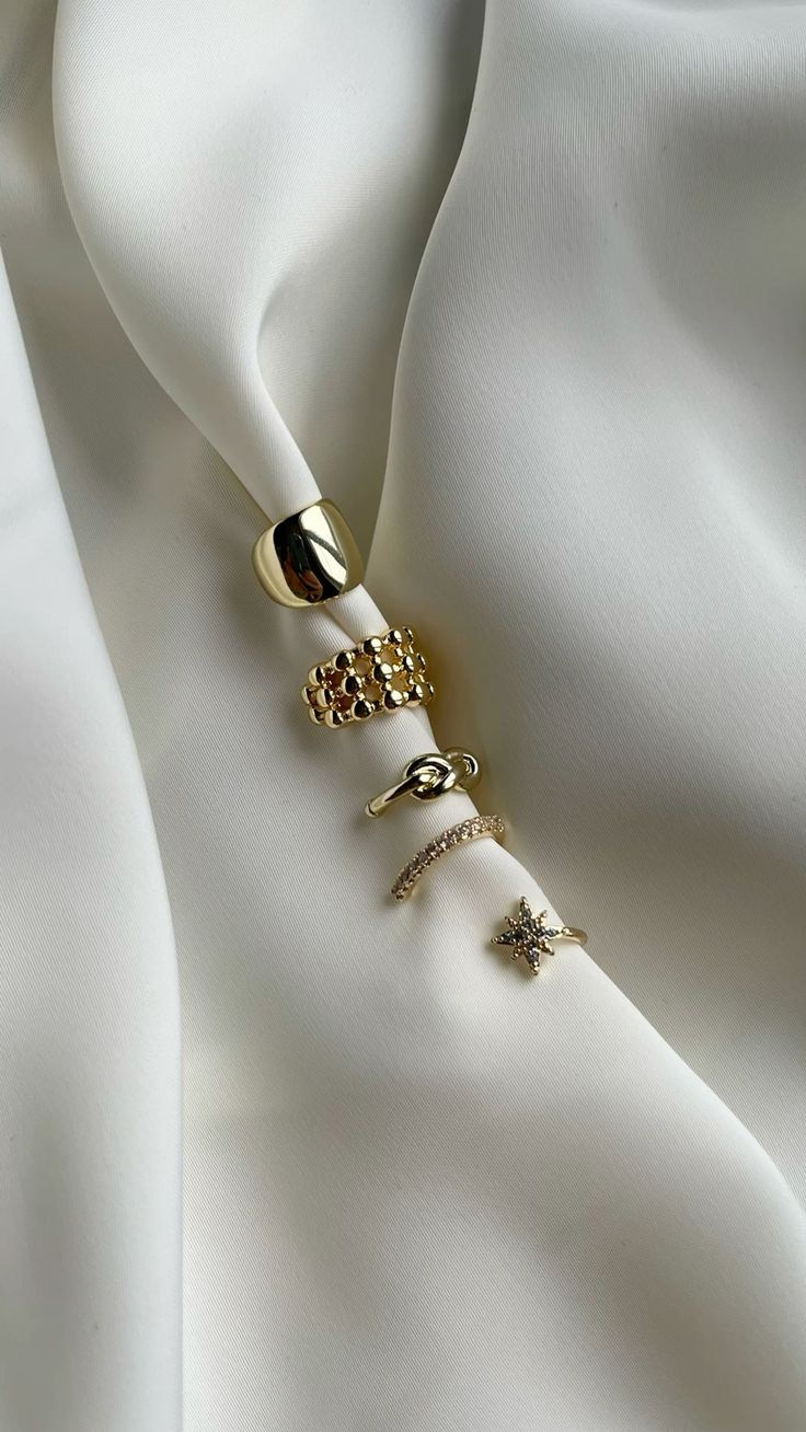 Предметная съемка бижутерии с геометрическими формами, акцент на современной эстетике