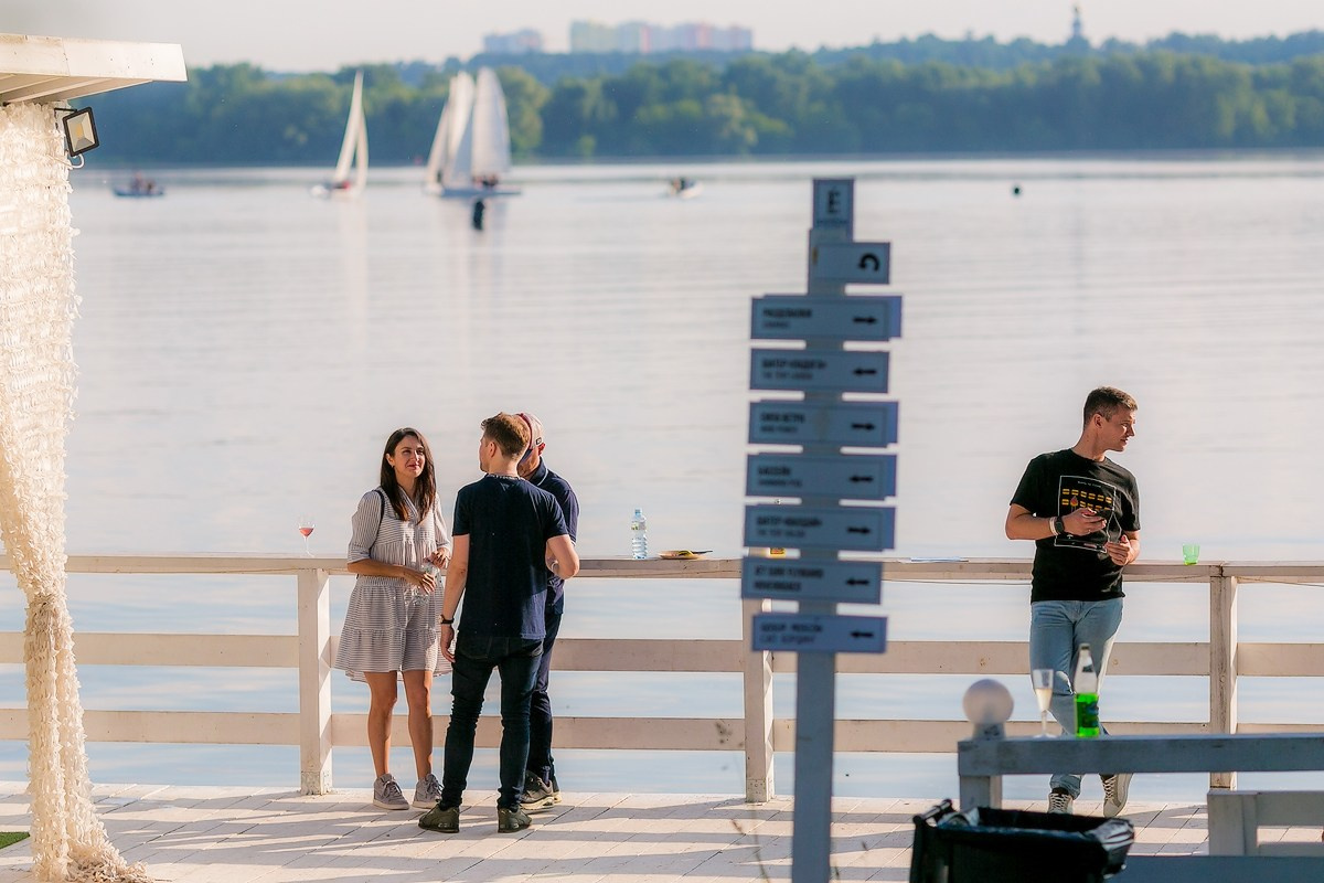 Фотосъемка корпоратива Major на берегу строгинской поймы. Репортажный фотограф Борис Геер