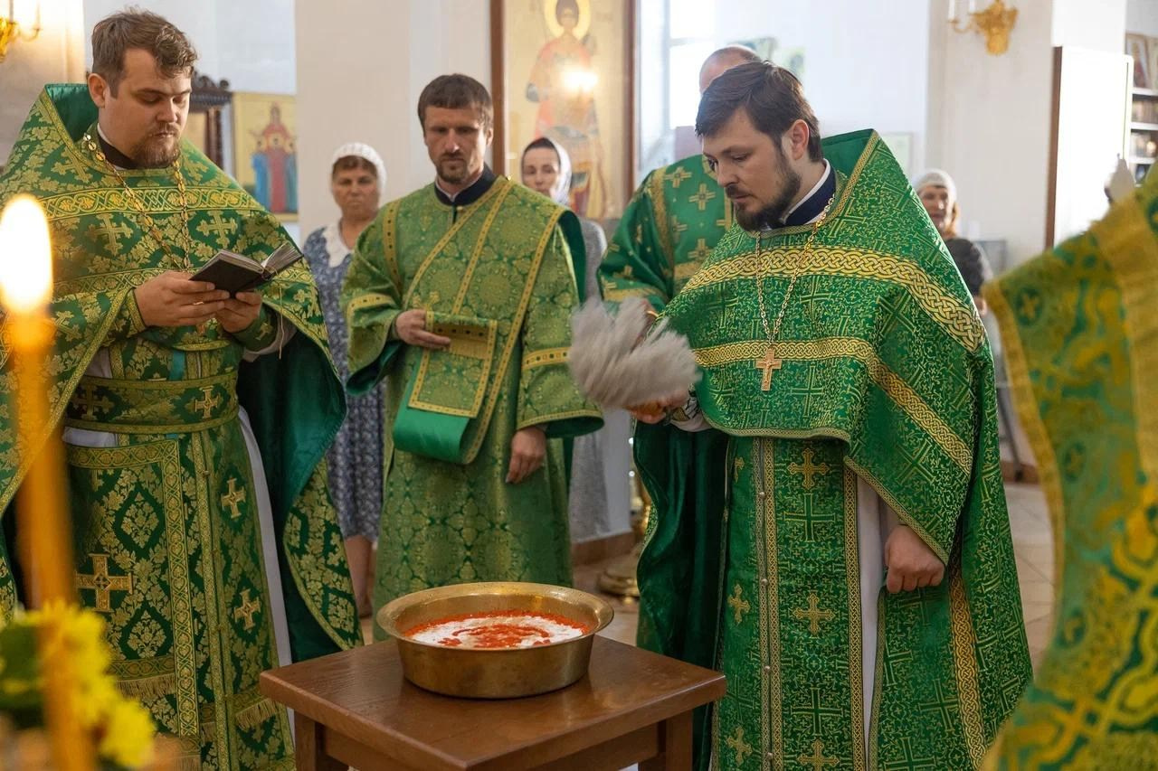 Божественная Литургия в храме Нерукотворного образа Спасителя. Саратовское Северо-Западное благочиние