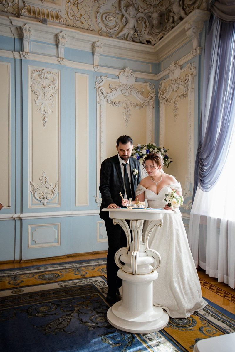 Свадебная фотосессия на улице. Свадебный фотограф в Санкт-Петербурге Антон Владимиров