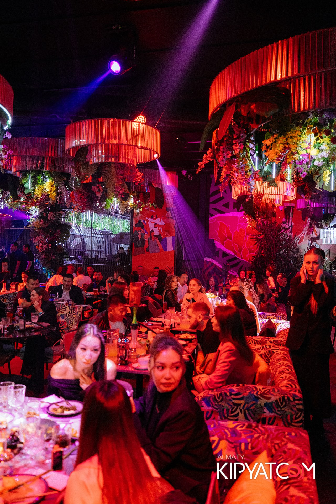 FRIENDS BAR & TERRACE. КИПЯТКОМ АЛМАТЫ!