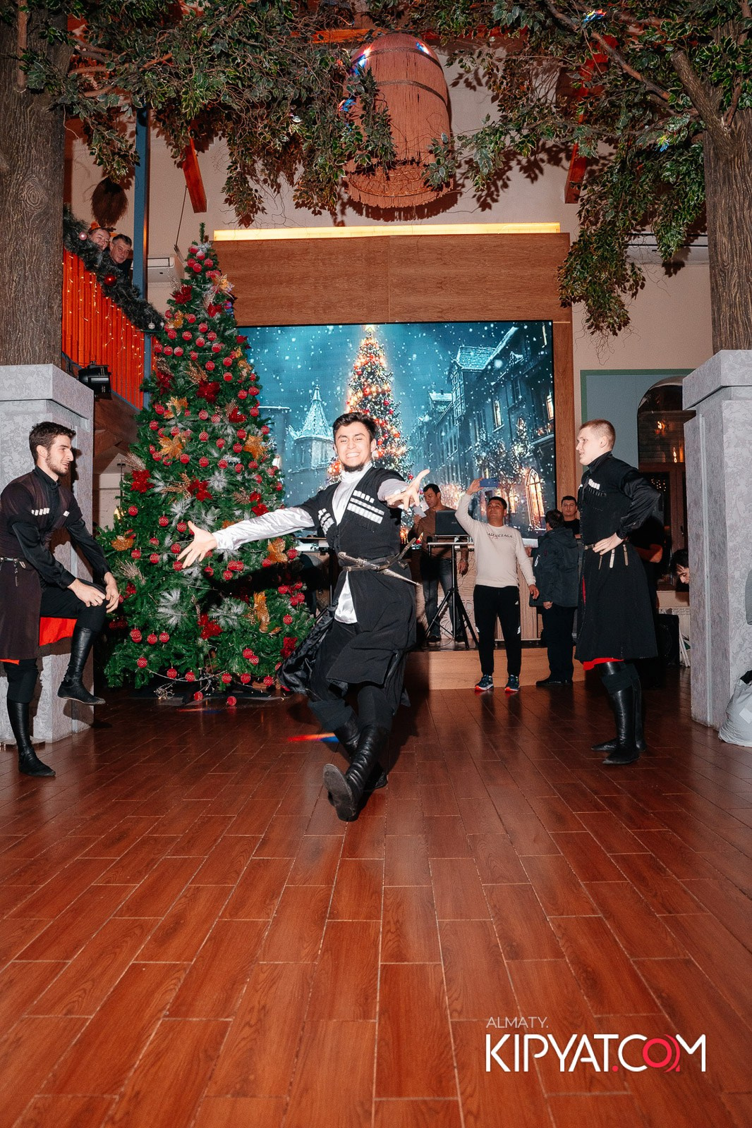 ГРУЗИНСКИЙ ДВОР НА КАБАНБАЙ БАТЫРА. КИПЯТКОМ АЛМАТЫ!